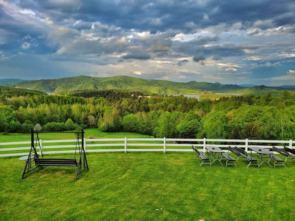 Huśtawka i ławki z widokiem na Jezioro Solińskie 