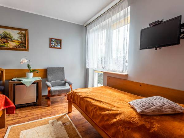 pokój nr.4 z lodówką w pokoju 