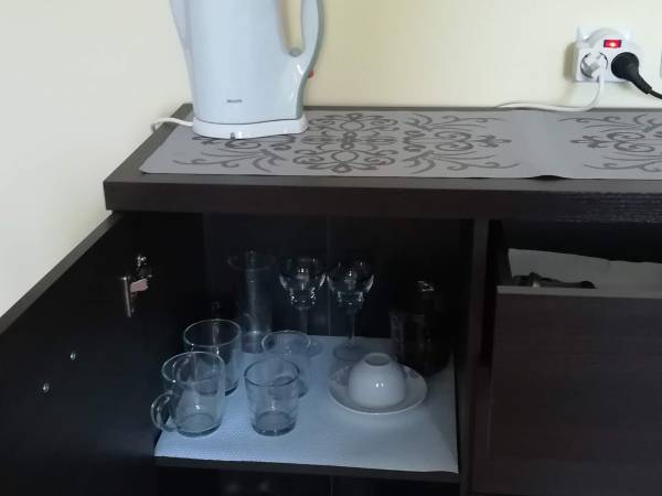 Zestaw naczyń w każdym pokoju. w każdym pokoju.