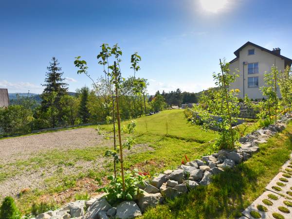 Widok z parkingu na wchodnia sciane domu