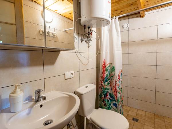 Łazienka w drewnianym domku.