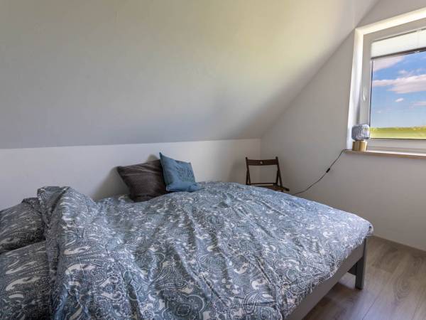 Pokój z łóżkiem małżeńskim.