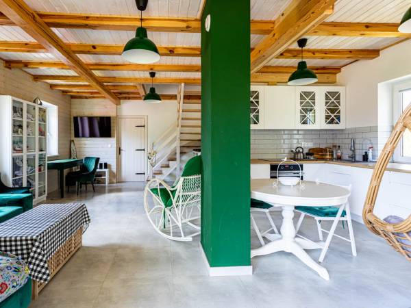 Salon z kuchnią w domu całorocznym.