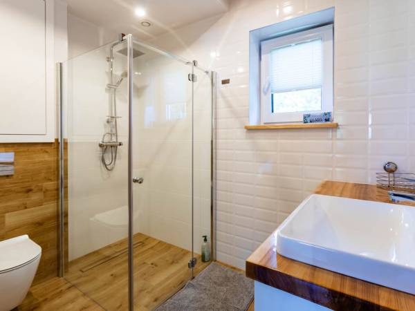 Łazienka nr 1 w domu całorocznym na parterze.