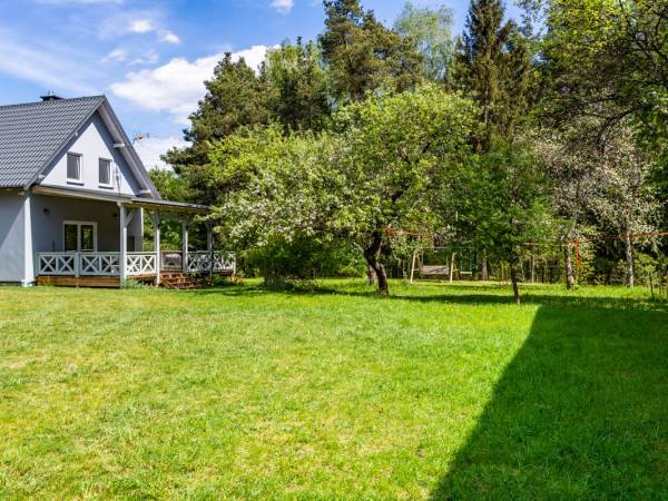 Dom z dużym tarasem.