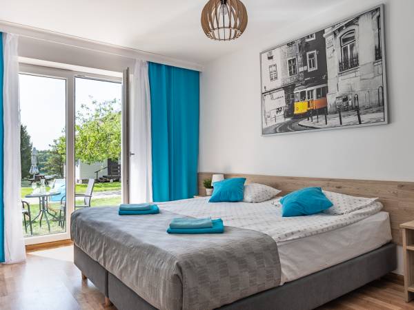 pokój z wyjściem na ogród