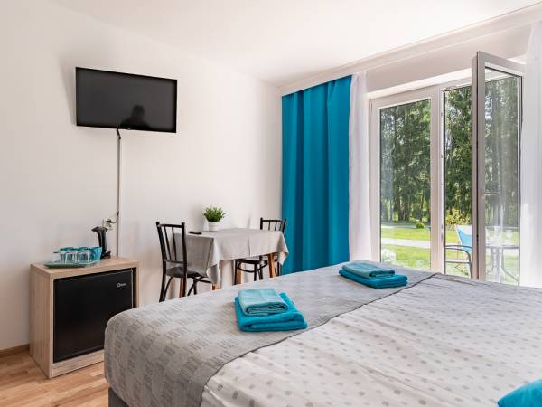 pokój w hotelu z wyjściem na ogródek