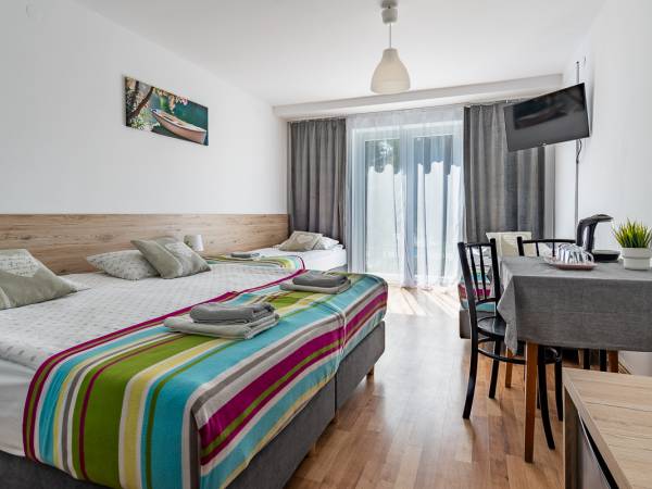 pokój 4 osobowy z wyjściem na ogródek