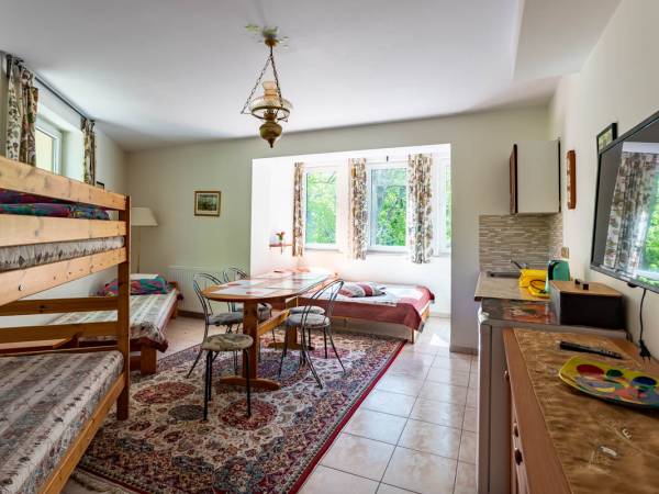 Pok. nr 10, 4/5 osoby.