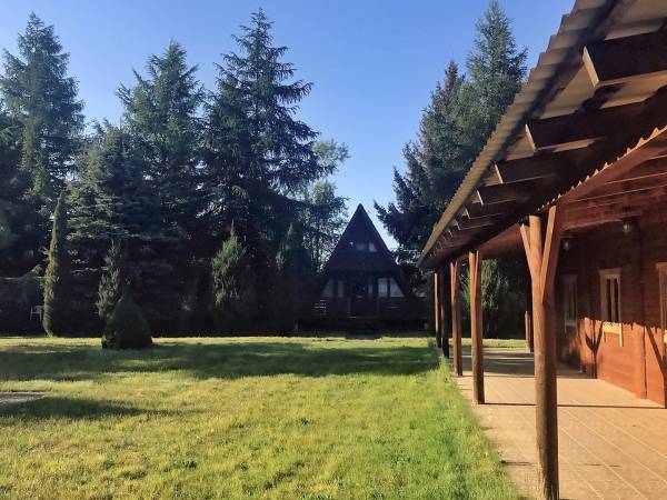 Restauracja. W tle domek nr. 11