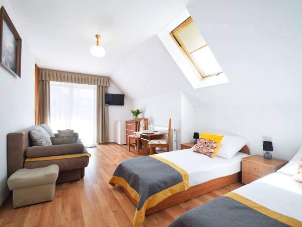 pokój 4 osobowy z balkonem