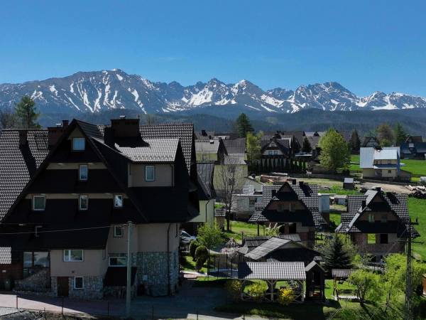 Ośrodek na tle gór