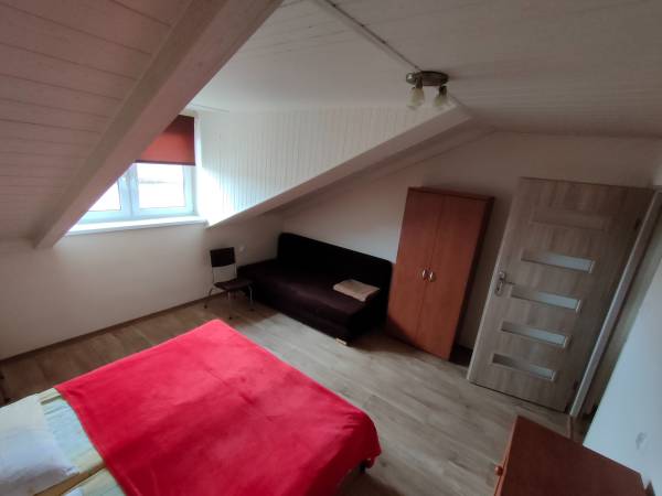 Sypialnia z łóżkiem małżeńskim