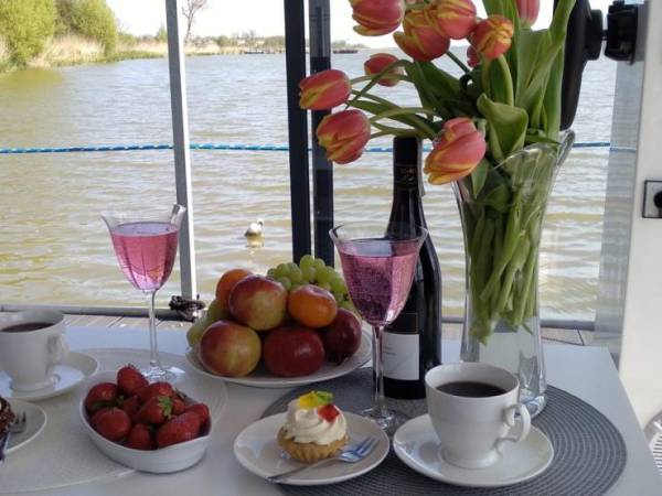 Domki na wodzie "Arka" z rowerem wodnym, parkingiem, 300 metrów do Morza ! Centrum Mielna 