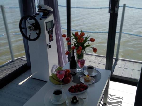 Domki na wodzie "Arka" z rowerem wodnym, parkingiem, 300 metrów do Morza ! Centrum Mielna 