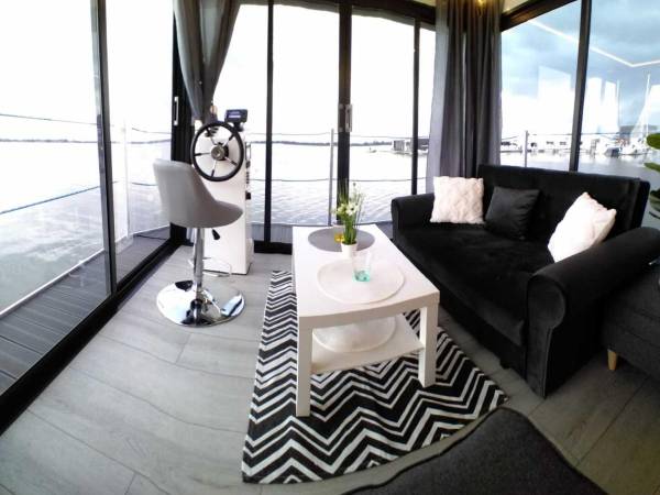 Domki na wodzie "Arka" z rowerem wodnym, parkingiem, 300 metrów do Morza ! Centrum Mielna 