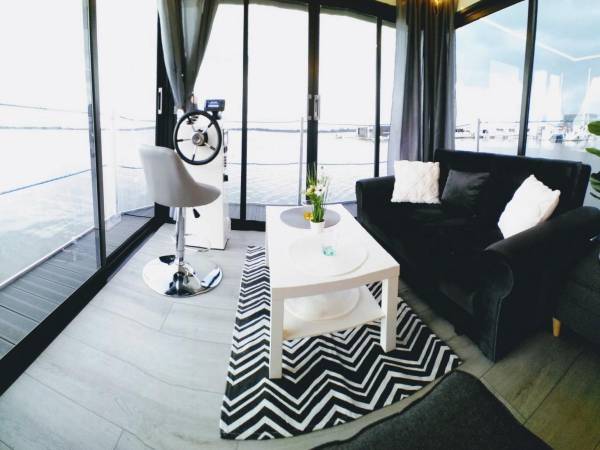 Domki na wodzie "Arka" z rowerem wodnym, parkingiem, 300 metrów do Morza ! Centrum Mielna 