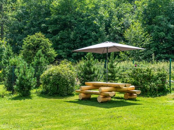 Stół do grilla w ogrodzie