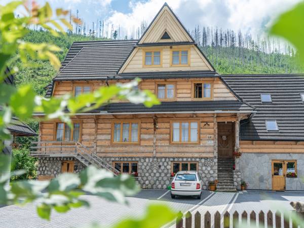 Budynek widziany od strony ulicy