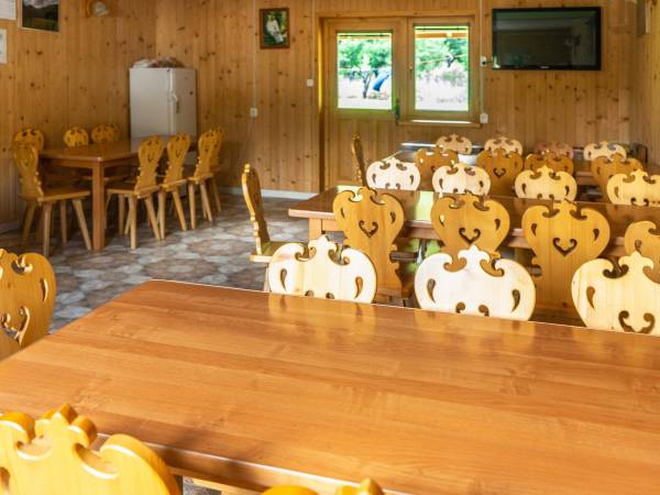 Wspólna jadalnia z telewizorem