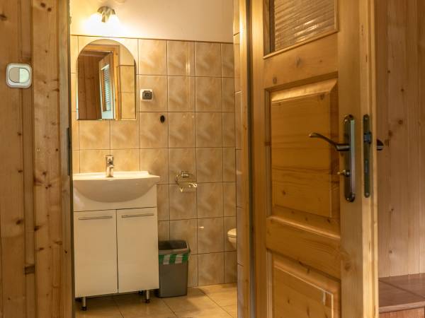 Łazienka w pokoju trzyosobowym