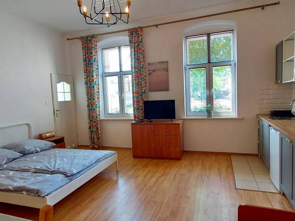 Pokój 4 osobowy z łazienką i aneksem kuchennym.