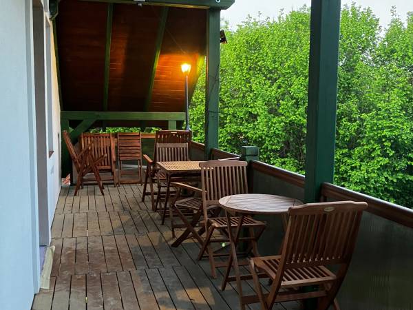 zadaszony taras i wejscie do apartamentów 4 i 5