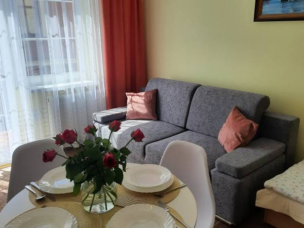 pokój z aneksem kuchennym i balkonem - I piętro