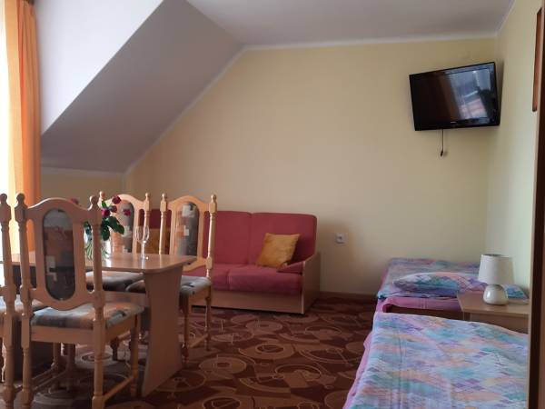 pokój z aneksem kuchennym i balkonem - II piętro