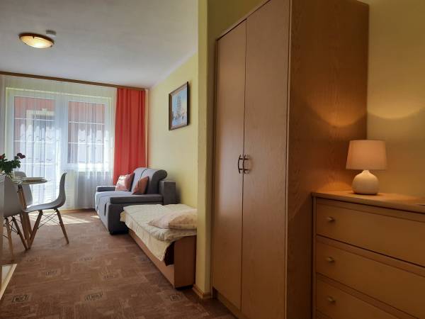 pokój z aneksem kuchennym i balkonem - I piętro