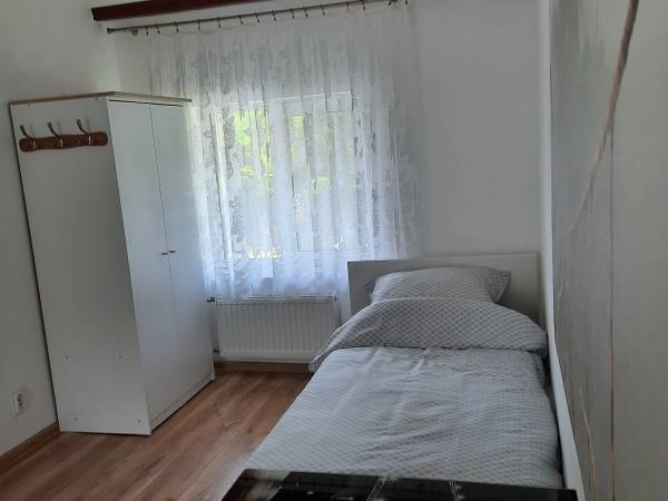 Sypialnia trzyosobowa w apartamencie dwupokojowym.