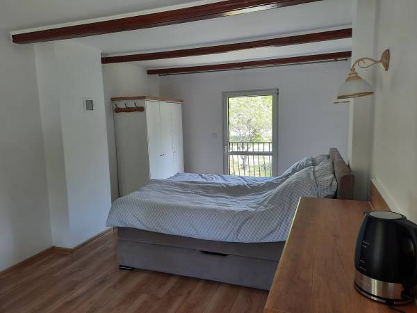 Sypialnia w apartamentamencie dwupokojowym.