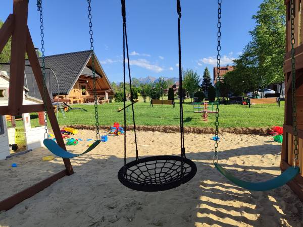 Huśtawki z widokiem na góry