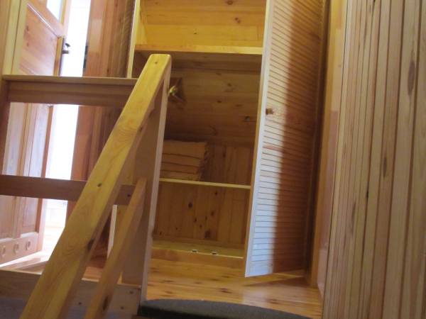 Domek 1 - schody na poddasze i duża szafa