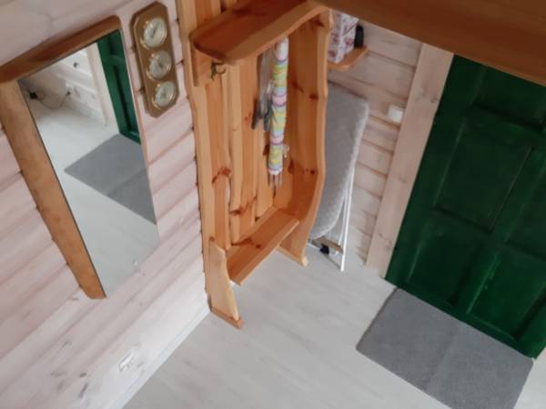 Domek 1 - wejście i kącik z wieszakiem