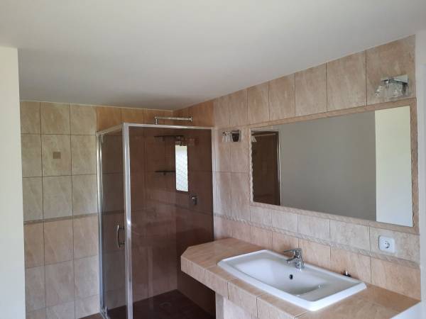 Łazienka w pokoju z antresolą. 