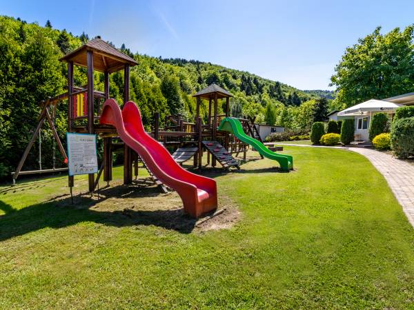 domki 5 cio os- plac zabaw