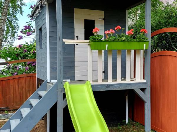 Drewniany domek do zabawy dla najmłodszych 