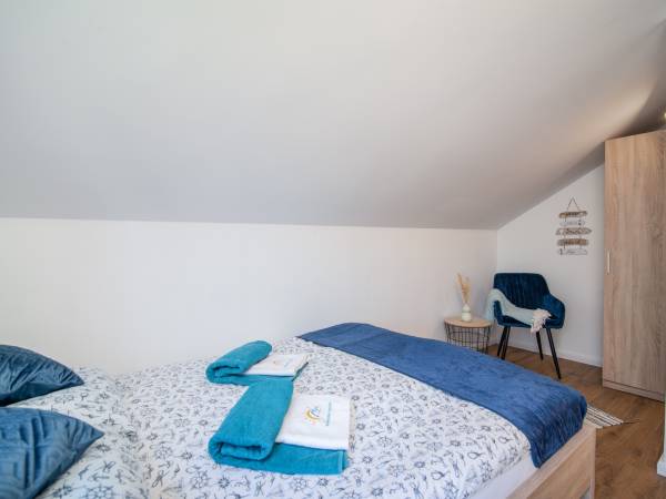 Wszystkie domki posiadają łóżko sypialniane w sypialni otwartej