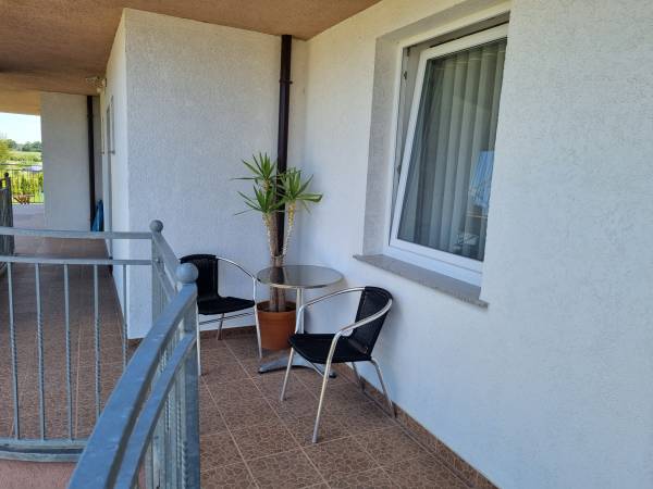 Nr A . Balkon-galeria przy pokoju nr A ( stolik i fotele tylko dla tego pokoju ).