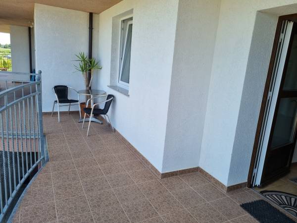 Nr A . Balkon-galeria przy pokoju nr A ( stolik i fotele tylko dla tego pokoju )