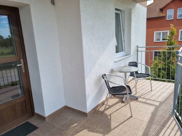 Nr D . Balkon-galeria przy pokoju nr D ( stolik i fotele tylko dla tego pokoju ).