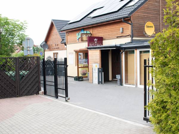 sklep tuż za bramą 