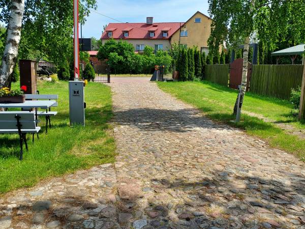 Widok bramy wjazdowej od strony recepcji