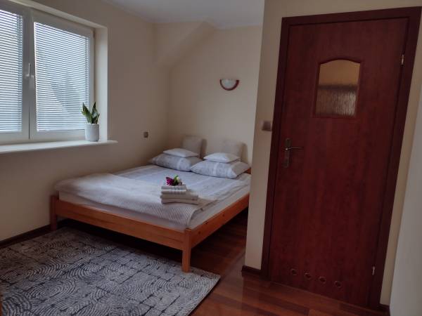 Pokój nr 1 -część sypialniana, obok łazienka