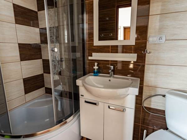 łazienka w pokoju 4os w Milka1