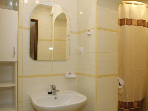 Łazienka w pokoju w najniższej kondygnacji