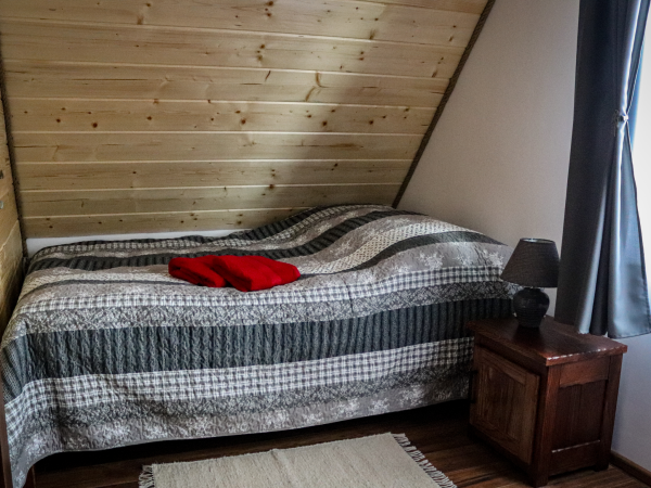 Domek nr 2 - sypialnia na piętrze 3 osobowa