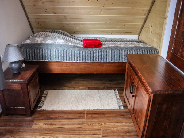 Domek nr 2 - sypialnia na piętrze 3 osobowa