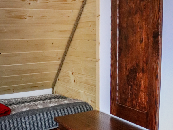 Domek nr 2 - sypialnia na piętrze 3 osobowa